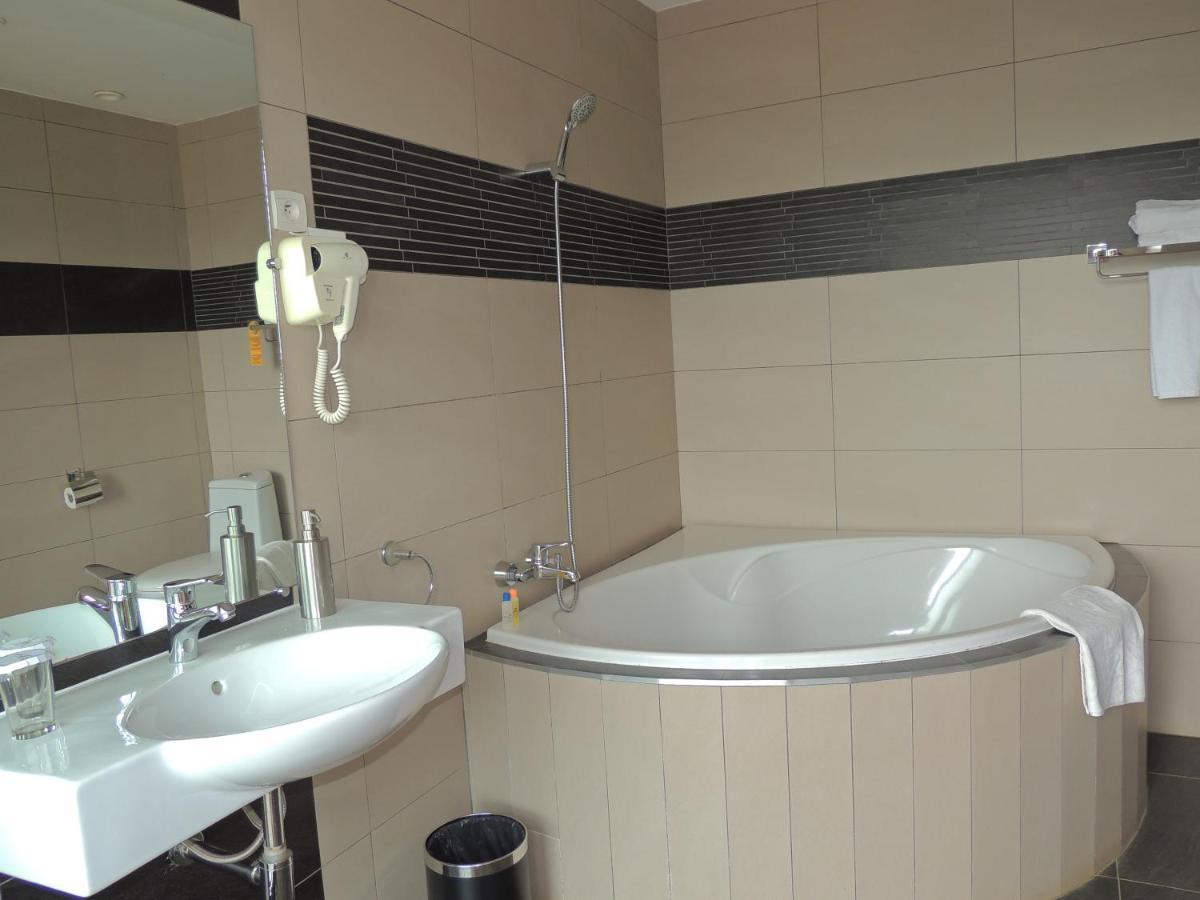 Plumeria Hotel Antsirabe Bagian luar foto